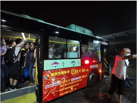 暴雨無(wú)情 公交有愛(ài) ——風(fēng)雨中的堅(jiān)守，因?yàn)槲覀兪枪蝗? width=